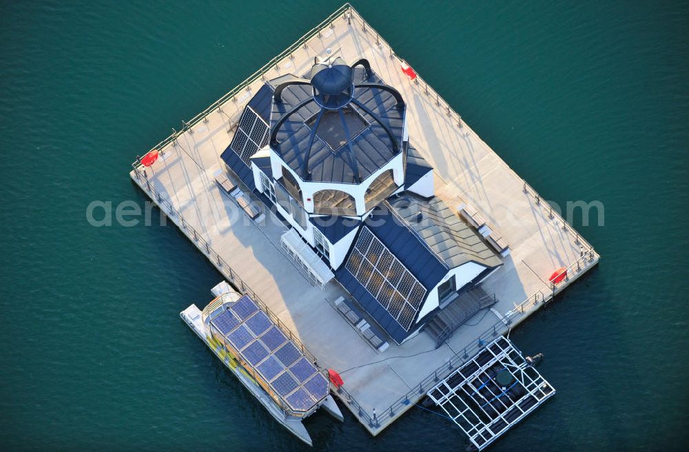 Störmthal from above - Die schwimmende Gebäude Vineta auf dem Störmthaler See ist ein Projekt der Künstlerinitiative Kunst statt Kohle . Das Gebäude ähnelt architektonisch einem Sakralbau und soll an die Kirche des dem Braunkohle-Tagebau gewichenen Ortes Magdeborn erinnern. Vineta on sea Störmthaler See is a project of artists' initiative Kunst statt Kohle. Standing on a swimming foundation, the buildings structure is based on sacred architecture and is supposed to remember the church of former village Magdeborn, which was destroyed by surface mining.