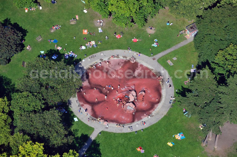 Aerial image Frankfurt am Main - View of the water playground in the Güntherburg park in Frankfurt am Main. The waterground is open during the summer for children