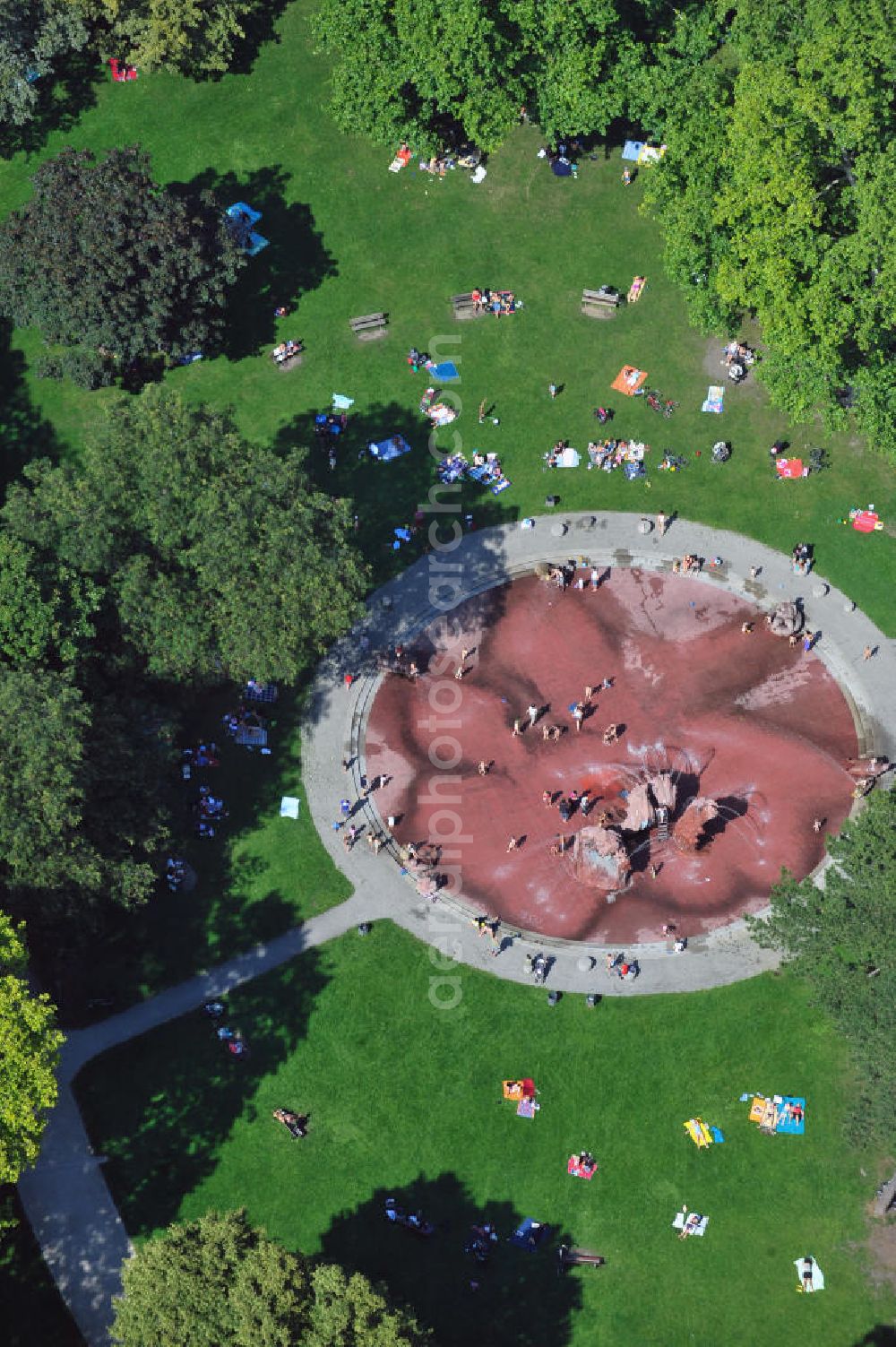 Aerial photograph Frankfurt am Main - View of the water playground in the Güntherburg park in Frankfurt am Main. The waterground is open during the summer for children