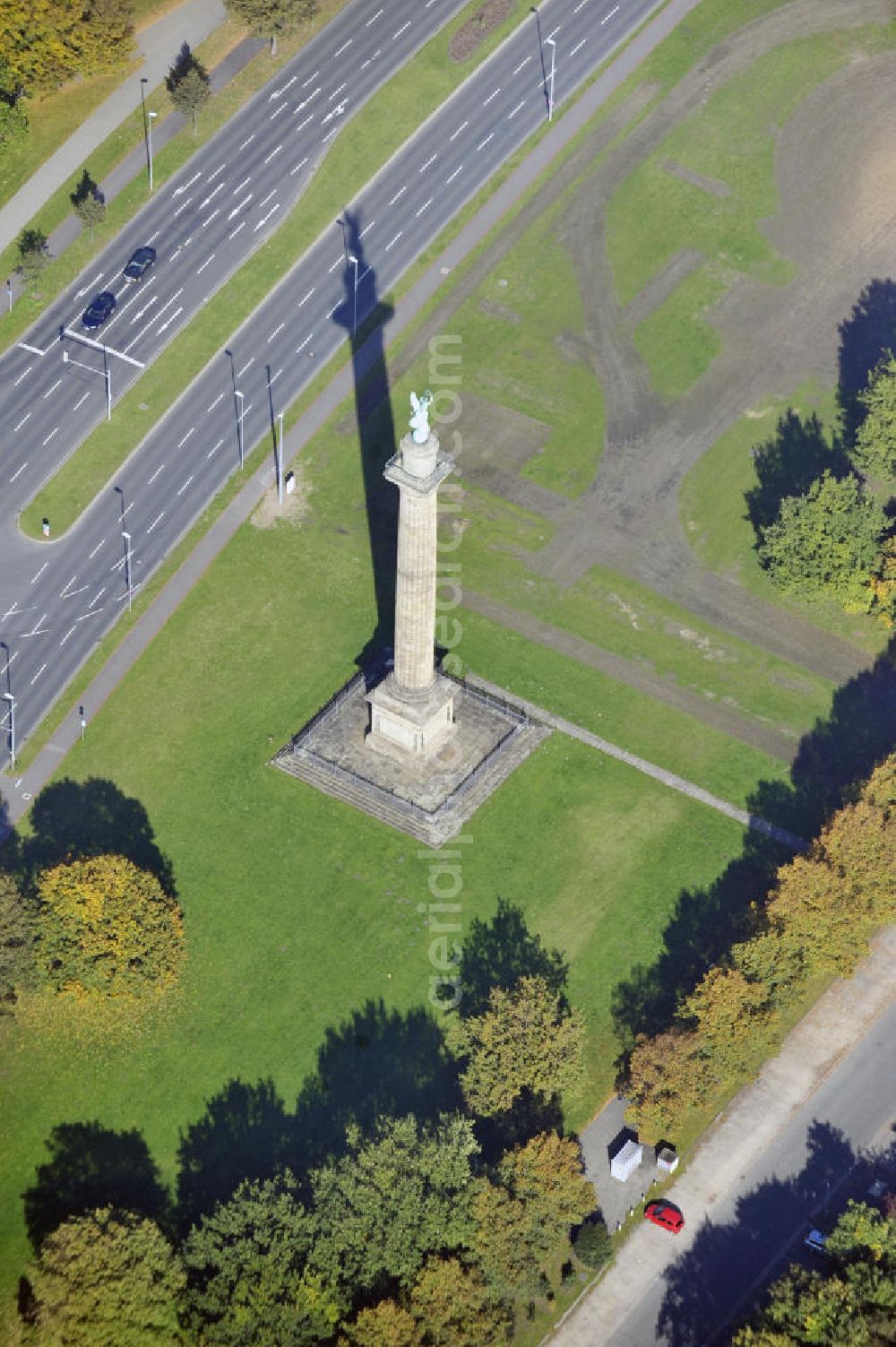 Aerial image Hannover - Blick auf die 46 Meter hohe Waterloo-Säule im Stadtteil Mitte in Hannover. Die Säule im Stil der klassischen Antike wurde 1832 errichtet und wird von einer Statue der Viktoria gekrönt. Sie dient als Denkmal für die Schlacht von Waterloo. View to the Waterloo-colum in the district Mitte in Hannover, wich is 46 meter high. The colum in the style of the classical antiquity was built in 1832 and is crowned from a statue of Victoria. It works as an memorial for the battle of Waterloo.