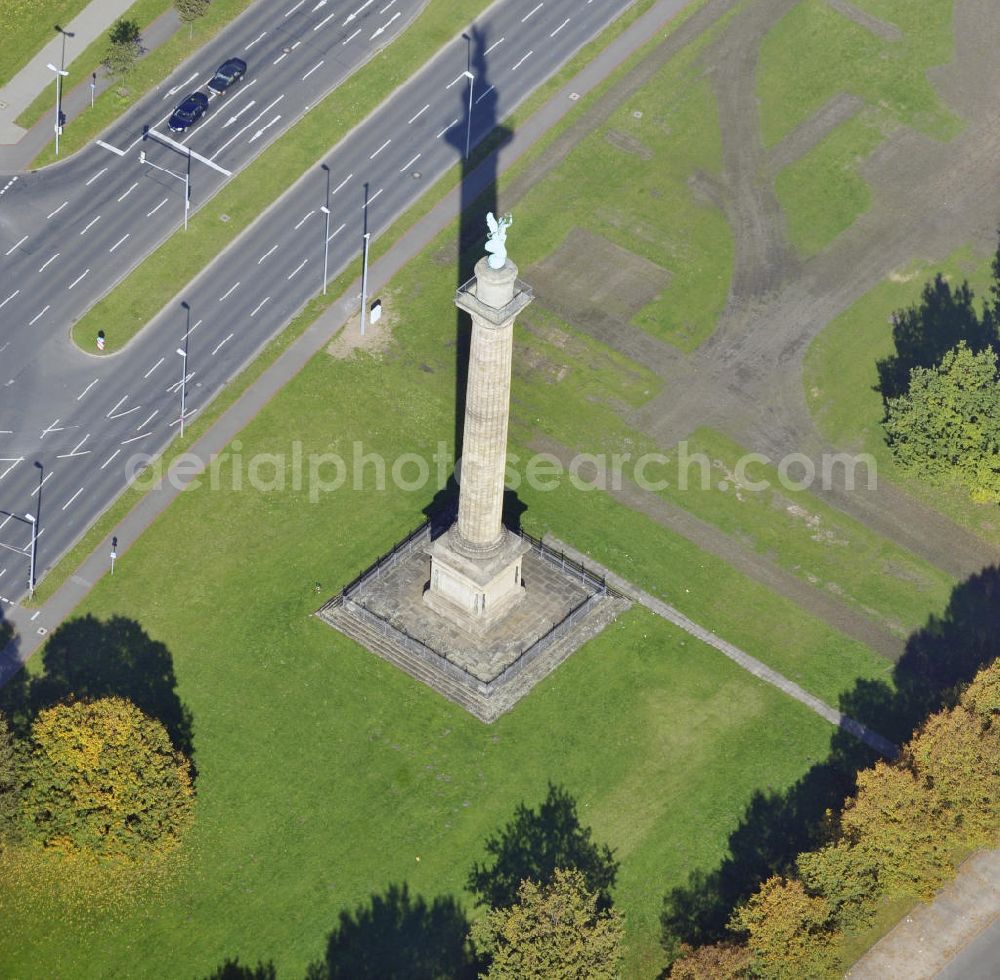 Aerial photograph Hannover - Blick auf die 46 Meter hohe Waterloo-Säule im Stadtteil Mitte in Hannover. Die Säule im Stil der klassischen Antike wurde 1832 errichtet und wird von einer Statue der Viktoria gekrönt. Sie dient als Denkmal für die Schlacht von Waterloo. View to the Waterloo-colum in the district Mitte in Hannover, wich is 46 meter high. The colum in the style of the classical antiquity was built in 1832 and is crowned from a statue of Victoria. It works as an memorial for the battle of Waterloo.