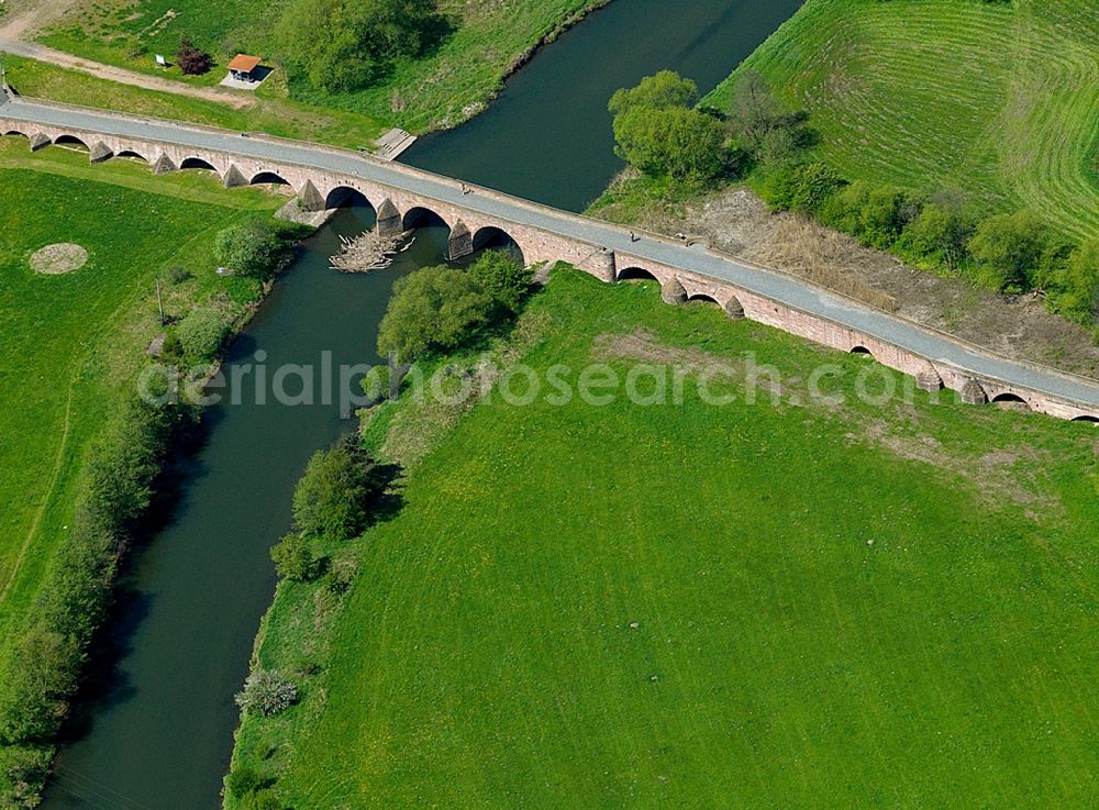 Aerial photograph Vacha - The bridge over the river Werra in Vacha in the state of Thuringia. It is also called Bridge of Unity and was built in the Middle Ages. It connects the states of Thuringia and Hessen. Built from natural stones, it consists of 11 arches