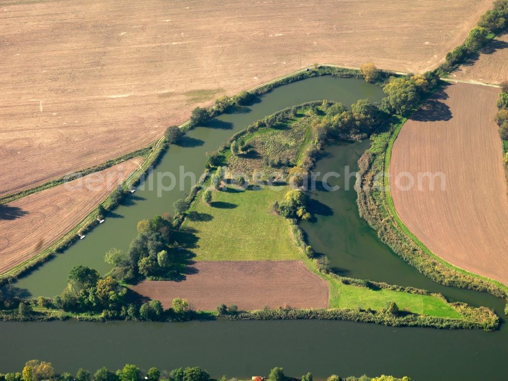 Krauthausen from above - The horse shoe bend of the river Werra in the Pferdsdorf part of the borough of Krauthausen in the state of Thuringia. The bend is located around a small island and between agricultural fields on its shore. The whole village and part is agriculturally shaped