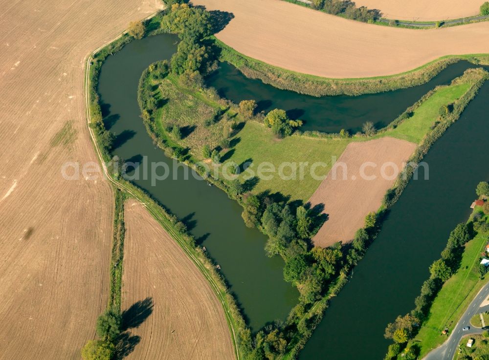 Krauthausen from the bird's eye view: The horse shoe bend of the river Werra in the Pferdsdorf part of the borough of Krauthausen in the state of Thuringia. The bend is located around a small island and between agricultural fields on its shore. The whole village and part is agriculturally shaped