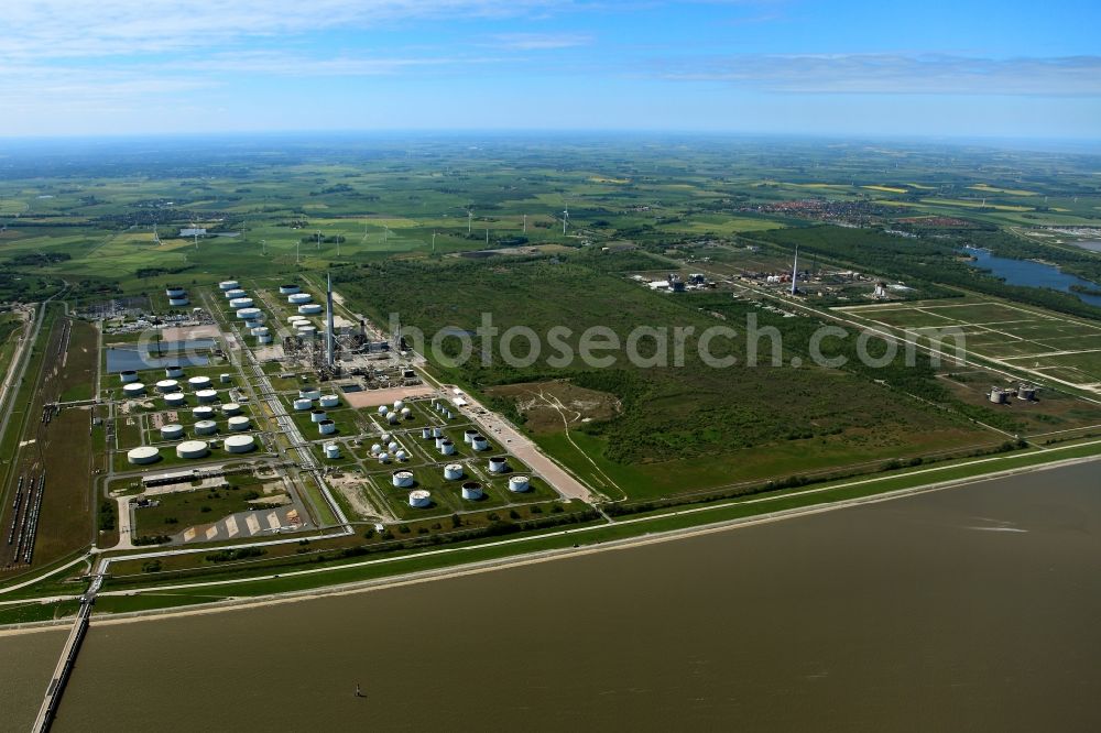 Aerial photograph Wilhelmshaven - The Wilhelmshaven refinery in the industrial area of the Voslapper Groden in the city of Wilhelmshaven in the state of Lower Saxony. The former refinery is now Wolfgang Gerberely owned by Hestya Energy and used as a fuel depot. There are several industrial sites and power stations in the coastal region of the bay of Wilhelmshaven, which make the area an important infrastructure site