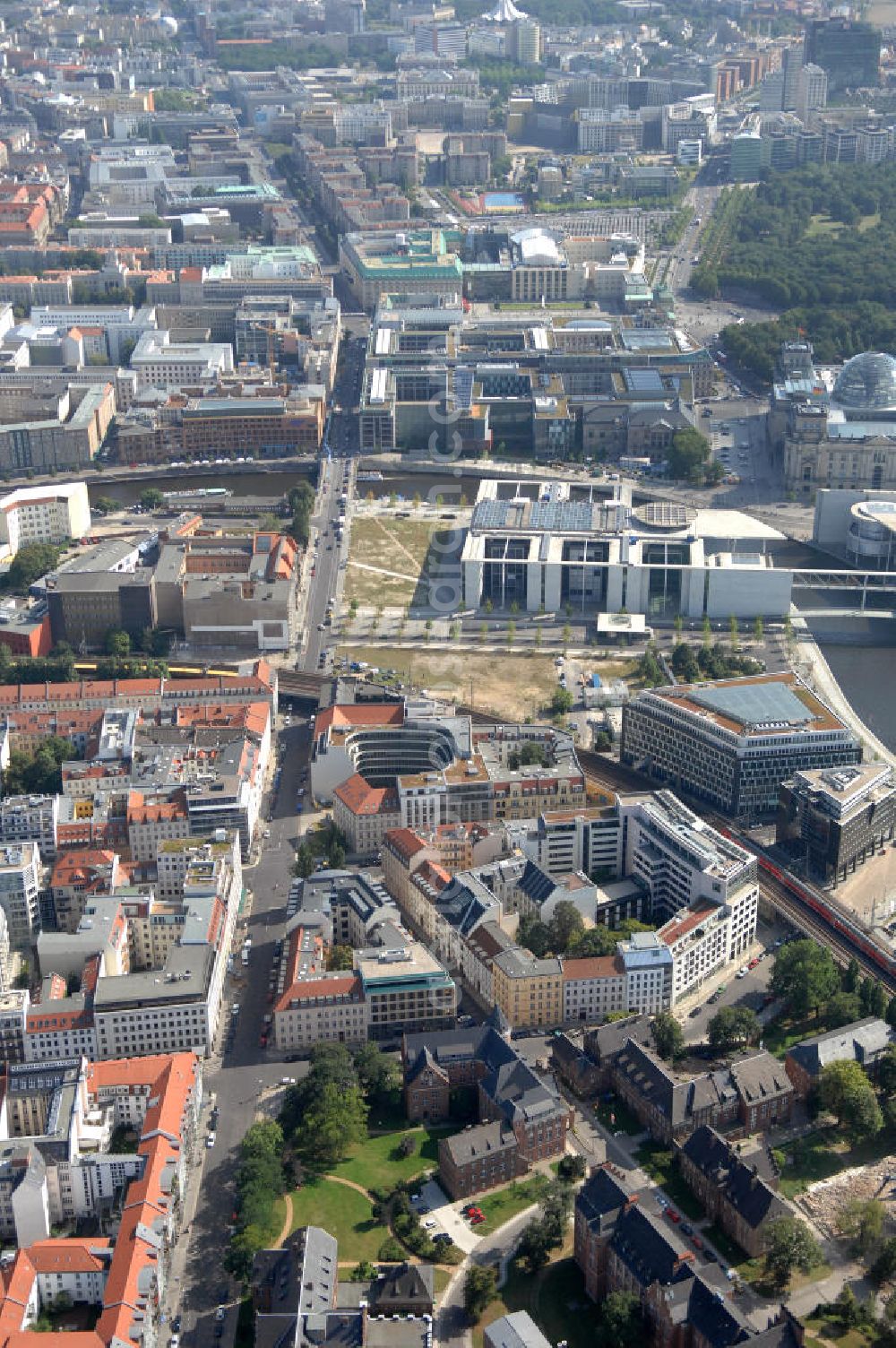 Aerial photograph Berlin - Blick über die Wilhelmstraße, Richtung Potsdamer Platz. Im Vordergrund sieht man Teile des Geländes der Charité, die Bibliothek des Bundestages und weiter hinten das Adlon-Hotel-Berlin, dazwischen sieht man die Spree.