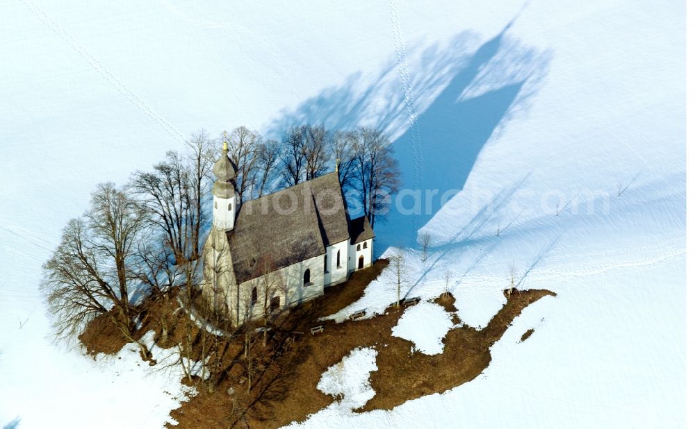 Aerial image Surberg - Die winterlich, verschneite spätgotische Kirche St. Vitus und Anna bei Surberg im Bundesland Bayern. The Church of St. Vitus and Anna at Surberg in Bavaria.