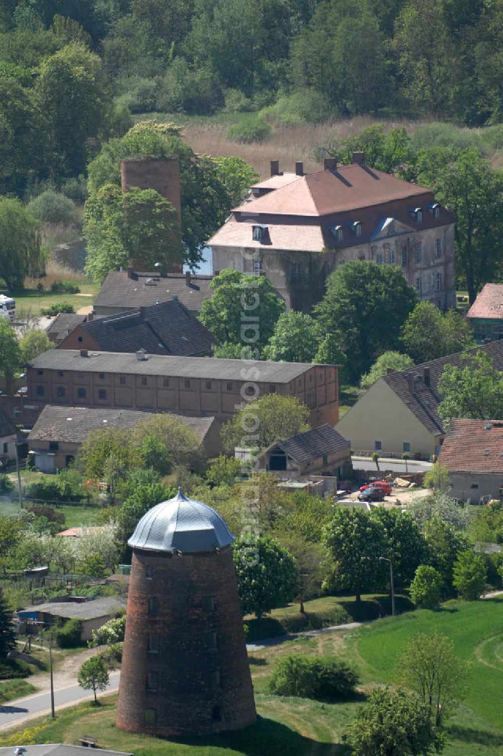 Aerial image Zichow - Blick auf die Holländerwindmühle. Sie wurde 1898 erbaut und ist noch im Originalzustand erhalten. Sie ist Zichows Wahrzeichen und steht unter Denkmalschutz. Die Mühle ist begebar und bietet eine gute Aussicht über die Umgebung. Kontakt: Amt Gramzow, Poststr. 25, 17291 Gramzow, Tel. 039861 / 600 10, info@amt-gramzow.de