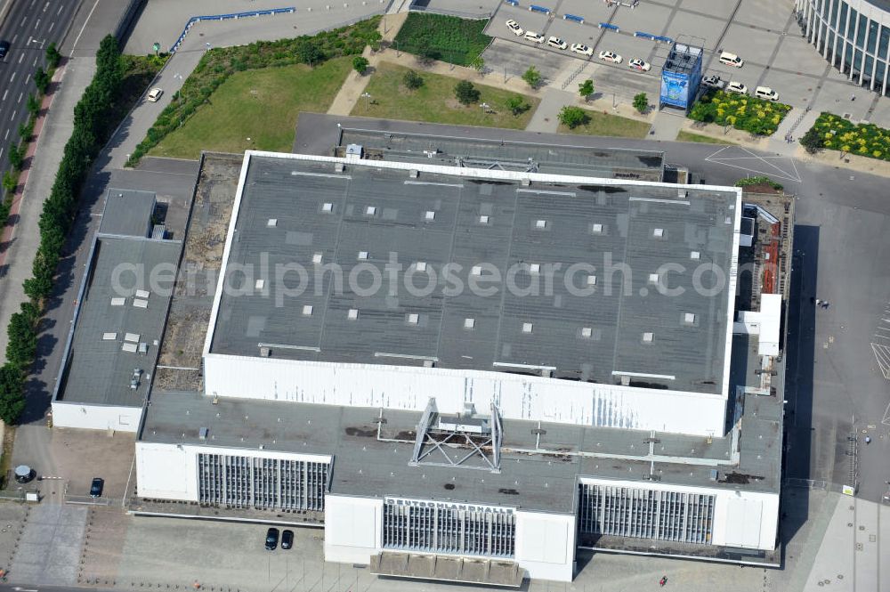 Aerial photograph Berlin Westend / Charlottenburg - Blick auf die zum Abriss vorgesehene Deutschlandhalle am Berliner Messegelände im Ortsteil Westend des Bezirks Charlottenburg-Wilmersdorf von Berlin. View of the planned demolition of the hall Deutschlandhalle in Berlin.