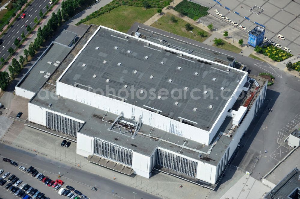 Berlin Westend / Charlottenburg from above - Blick auf die zum Abriss vorgesehene Deutschlandhalle am Berliner Messegelände im Ortsteil Westend des Bezirks Charlottenburg-Wilmersdorf von Berlin. View of the planned demolition of the hall Deutschlandhalle in Berlin.