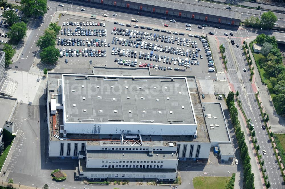 Aerial photograph Berlin Westend / Charlottenburg - Blick auf die zum Abriss vorgesehene Deutschlandhalle am Berliner Messegelände im Ortsteil Westend des Bezirks Charlottenburg-Wilmersdorf von Berlin. View of the planned demolition of the hall Deutschlandhalle in Berlin.