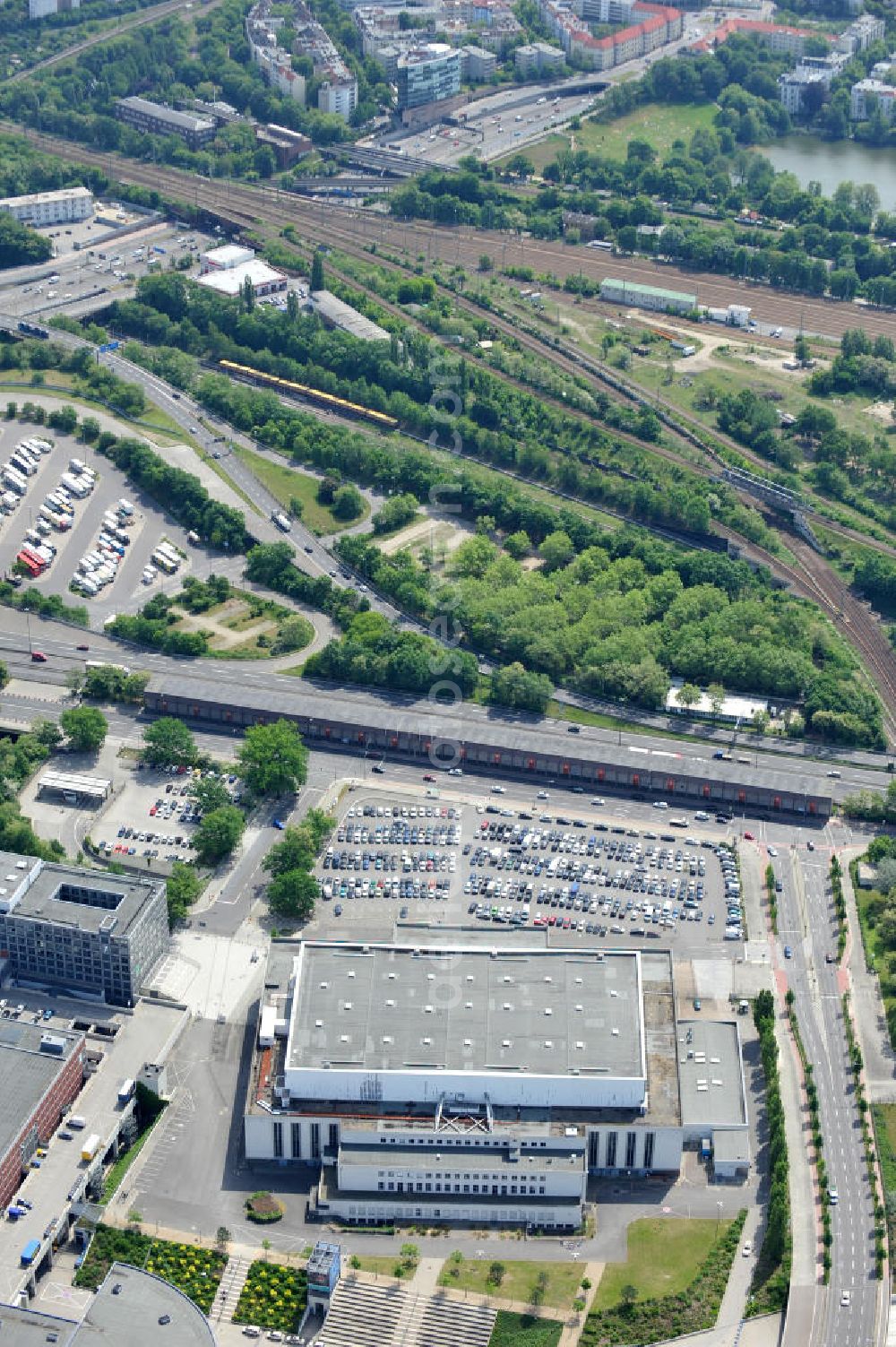 Berlin Westend / Charlottenburg from the bird's eye view: Blick auf die zum Abriss vorgesehene Deutschlandhalle am Berliner Messegelände im Ortsteil Westend des Bezirks Charlottenburg-Wilmersdorf von Berlin. View of the planned demolition of the hall Deutschlandhalle in Berlin.