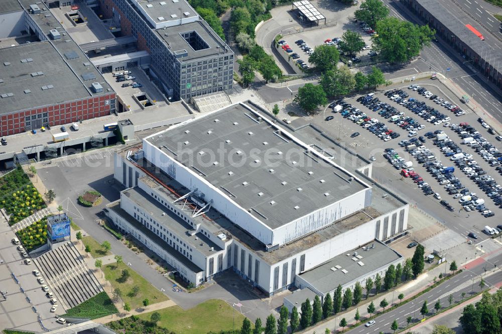 Aerial image Berlin Westend / Charlottenburg - Blick auf die zum Abriss vorgesehene Deutschlandhalle am Berliner Messegelände im Ortsteil Westend des Bezirks Charlottenburg-Wilmersdorf von Berlin. View of the planned demolition of the hall Deutschlandhalle in Berlin.