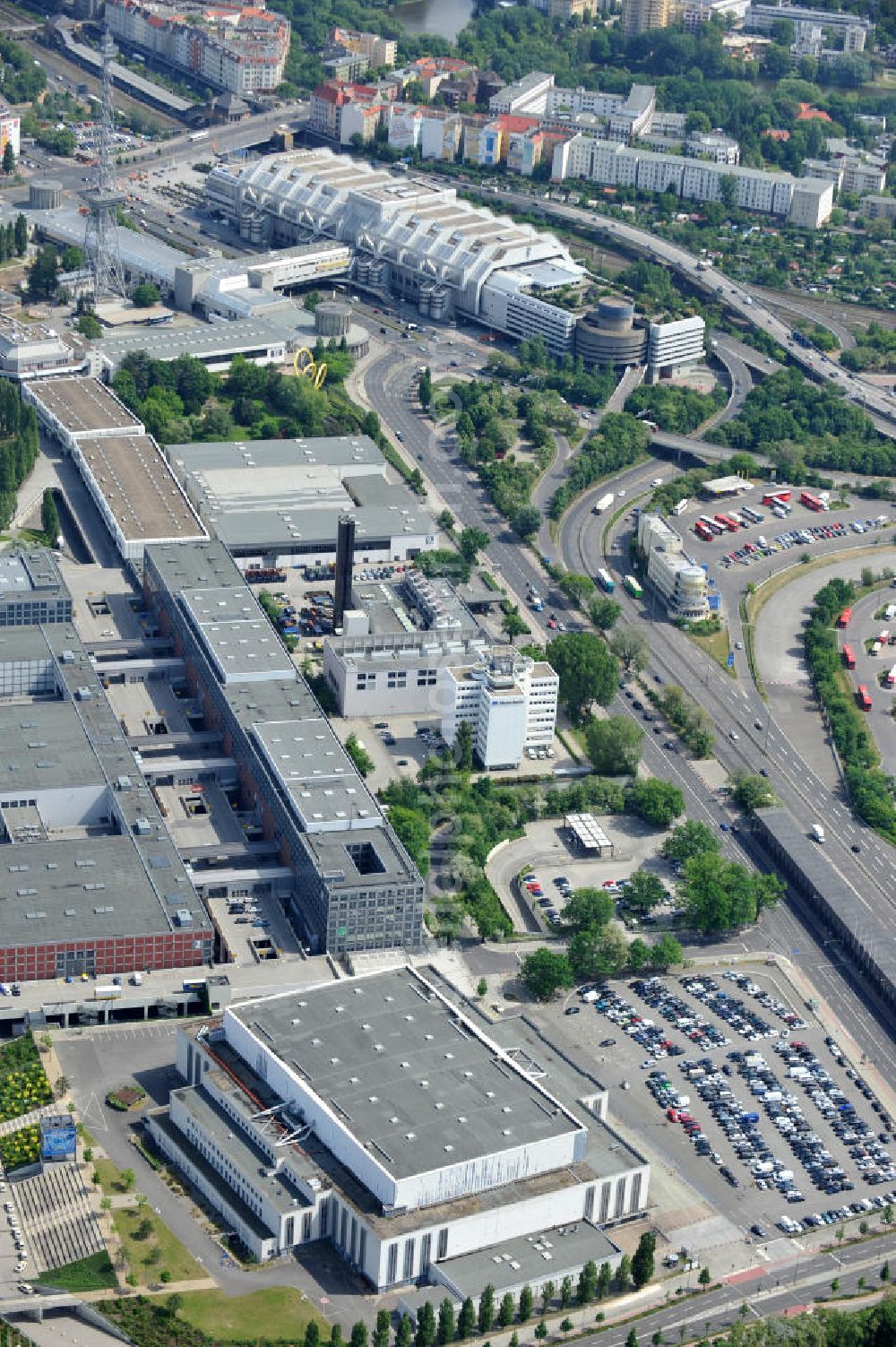 Aerial photograph Berlin Westend / Charlottenburg - Blick auf die zum Abriss vorgesehene Deutschlandhalle am Berliner Messegelände im Ortsteil Westend des Bezirks Charlottenburg-Wilmersdorf von Berlin. View of the planned demolition of the hall Deutschlandhalle in Berlin.