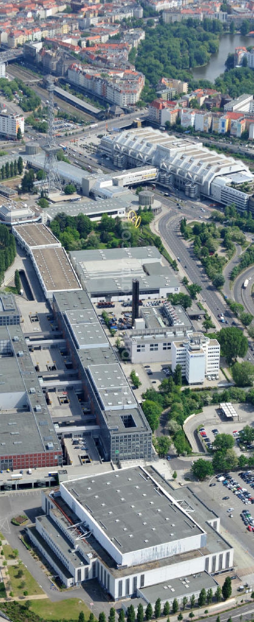 Berlin Westend / Charlottenburg from above - Blick auf die zum Abriss vorgesehene Deutschlandhalle am Berliner Messegelände im Ortsteil Westend des Bezirks Charlottenburg-Wilmersdorf von Berlin. View of the planned demolition of the hall Deutschlandhalle in Berlin.