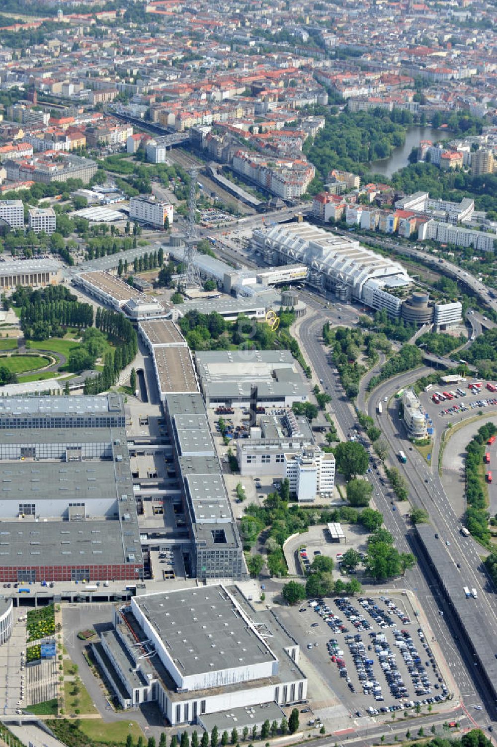 Berlin Westend / Charlottenburg from the bird's eye view: Blick auf die zum Abriss vorgesehene Deutschlandhalle am Berliner Messegelände im Ortsteil Westend des Bezirks Charlottenburg-Wilmersdorf von Berlin. View of the planned demolition of the hall Deutschlandhalle in Berlin.