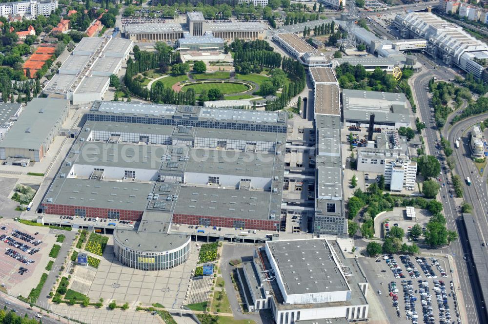 Aerial image Berlin Westend / Charlottenburg - Blick auf die zum Abriss vorgesehene Deutschlandhalle am Berliner Messegelände im Ortsteil Westend des Bezirks Charlottenburg-Wilmersdorf von Berlin. View of the planned demolition of the hall Deutschlandhalle in Berlin.