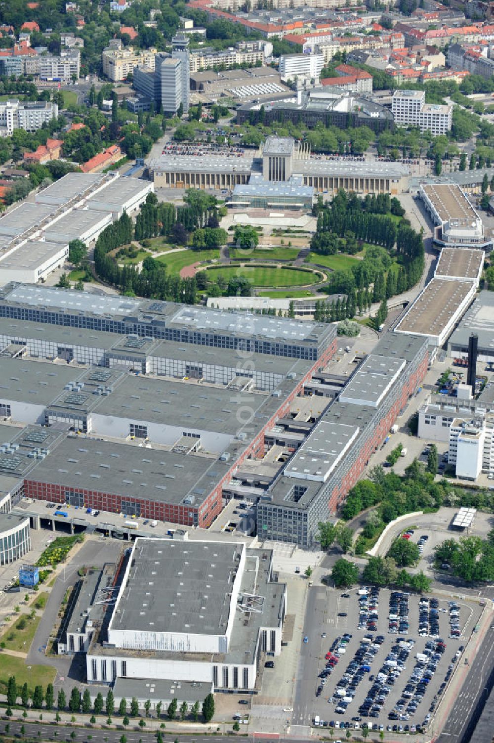 Aerial image Berlin Westend / Charlottenburg - Blick auf die zum Abriss vorgesehene Deutschlandhalle am Berliner Messegelände im Ortsteil Westend des Bezirks Charlottenburg-Wilmersdorf von Berlin. View of the planned demolition of the hall Deutschlandhalle in Berlin.