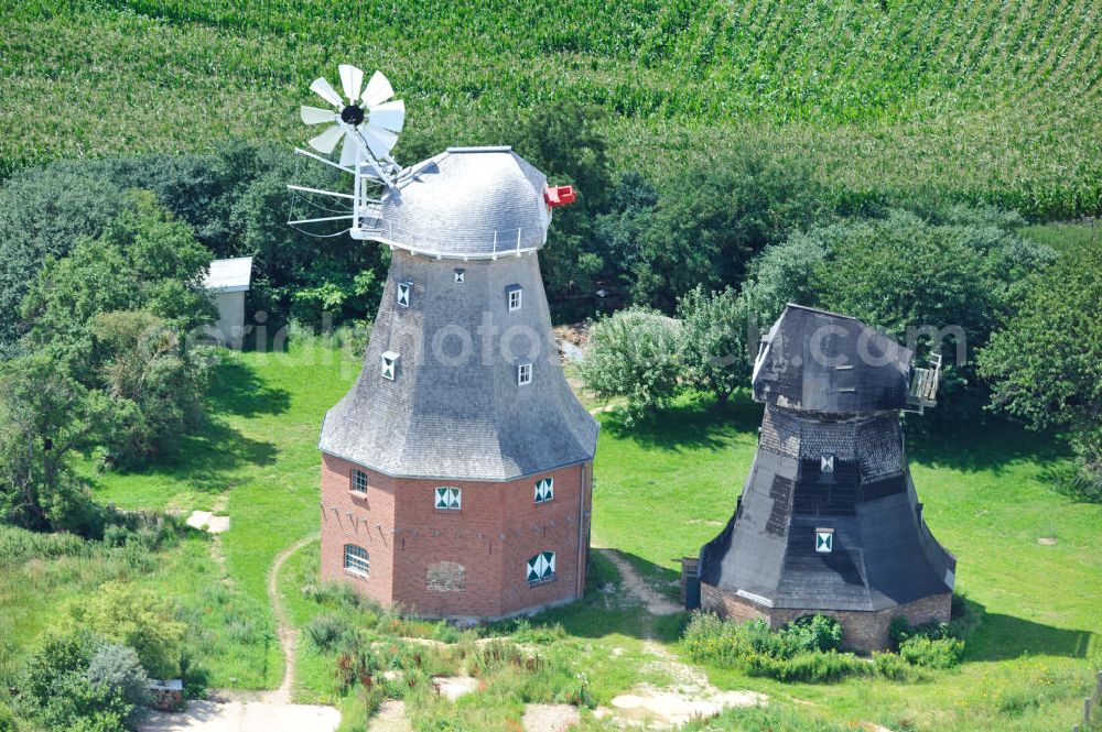 Neu Vorwerk from above - Blick auf die Zwillingsmühlen von Neu Vorwerk in Mecklenburg-Vorpommern. Bei diesem einzigartigen technischen Denkmal auf dem Mühlenberg zwischen Neu Vorwerk und Alt Vorwerk präsentieren sich dem Besucher zwei Windmühlen als Wahrzeichen nebeneinan der. 1847 kam es zur Errichtung des Erdholländers auf dem Gut Alt Vorwerk. 1949 kam es zum Neubau des großes Galerieholländers. Er stellt wohl den letzten Windmühlenneubau Deutschlands dar. Twin Mills of New Vorwerk.