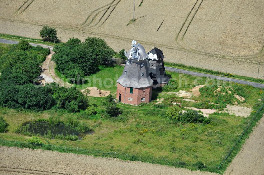 Neu Vorwerk from above - Blick auf die Zwillingsmühlen von Neu Vorwerk in Mecklenburg-Vorpommern. Bei diesem einzigartigen technischen Denkmal auf dem Mühlenberg zwischen Neu Vorwerk und Alt Vorwerk präsentieren sich dem Besucher zwei Windmühlen als Wahrzeichen nebeneinan der. 1847 kam es zur Errichtung des Erdholländers auf dem Gut Alt Vorwerk. 1949 kam es zum Neubau des großes Galerieholländers. Er stellt wohl den letzten Windmühlenneubau Deutschlands dar. Twin Mills of New Vorwerk.