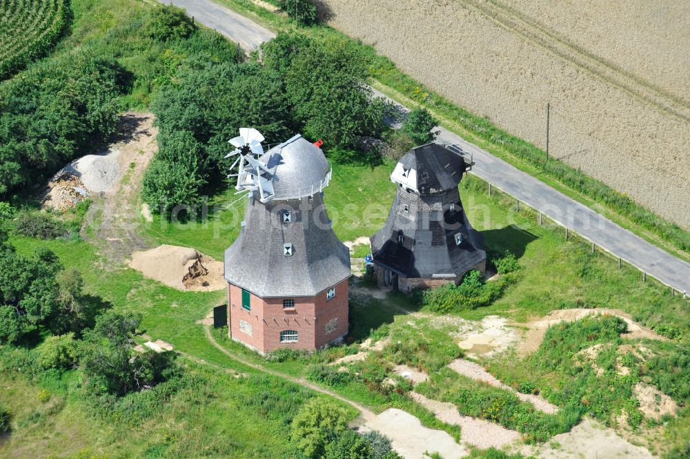 Aerial image Neu Vorwerk - Blick auf die Zwillingsmühlen von Neu Vorwerk in Mecklenburg-Vorpommern. Bei diesem einzigartigen technischen Denkmal auf dem Mühlenberg zwischen Neu Vorwerk und Alt Vorwerk präsentieren sich dem Besucher zwei Windmühlen als Wahrzeichen nebeneinan der. 1847 kam es zur Errichtung des Erdholländers auf dem Gut Alt Vorwerk. 1949 kam es zum Neubau des großes Galerieholländers. Er stellt wohl den letzten Windmühlenneubau Deutschlands dar. Twin Mills of New Vorwerk.