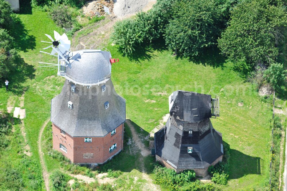 Neu Vorwerk from above - Blick auf die Zwillingsmühlen von Neu Vorwerk in Mecklenburg-Vorpommern. Bei diesem einzigartigen technischen Denkmal auf dem Mühlenberg zwischen Neu Vorwerk und Alt Vorwerk präsentieren sich dem Besucher zwei Windmühlen als Wahrzeichen nebeneinan der. 1847 kam es zur Errichtung des Erdholländers auf dem Gut Alt Vorwerk. 1949 kam es zum Neubau des großes Galerieholländers. Er stellt wohl den letzten Windmühlenneubau Deutschlands dar. Twin Mills of New Vorwerk.