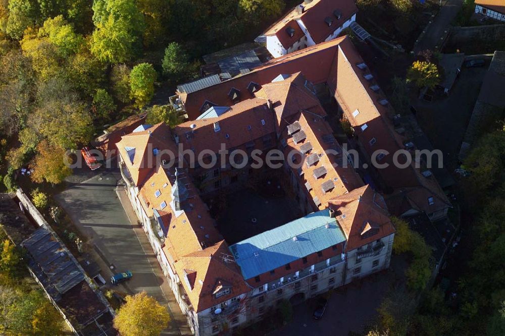 Hofbieber from above - 28.10.2005 Hofbieber, Der Abt Marquard von Fulda ließ die Burg im Jahre 1150 zum Schutz gegen Raubritter – die zu dieser Zeit in der Rhön noch ihr Unwesen trieben – erbauen. In der Zeit von 1576 bis 1602 diente die Burg als Exil für den Fürstabt Balthasar von Dernbach und seinem Hofstaat. DAnach wurde die Burg geräumt und stand 100 Jahre leer. Heute befindet sich im Schloß eine Wolfgang Gerbere Schule der Hermann-Lietz-Stiftung und das Gebäude ist deshalb für die Öffentlichkeit nicht zugänglich.