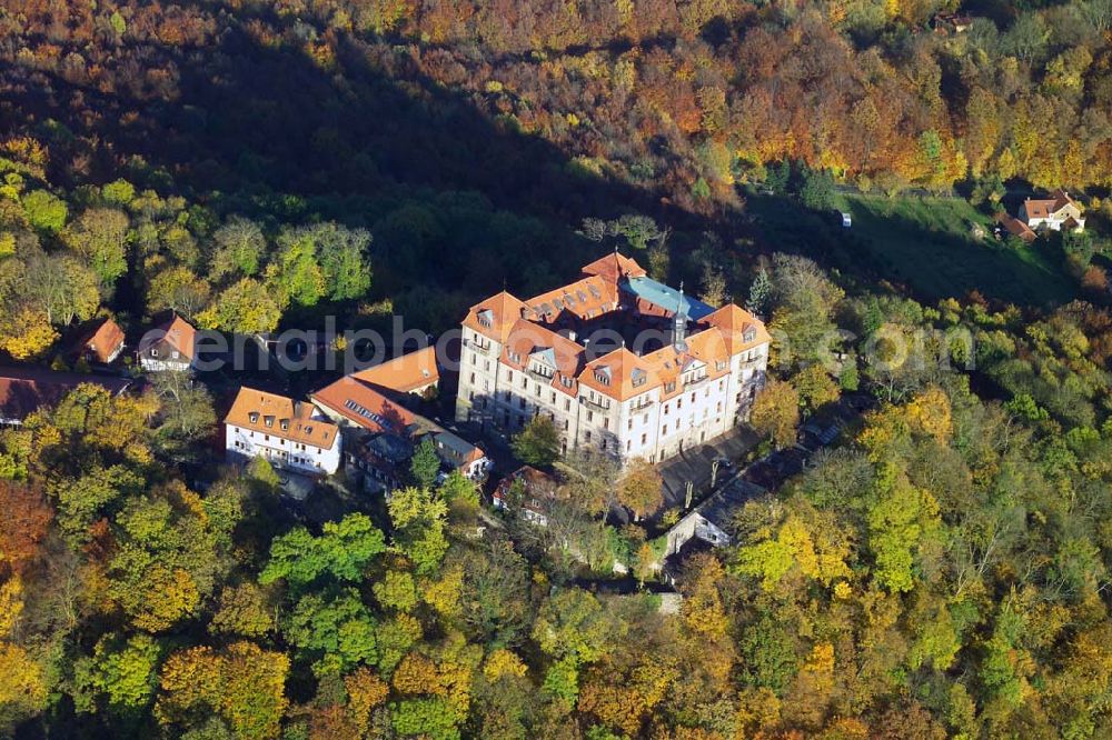 Hofbieber from the bird's eye view: 28.10.2005 Hofbieber, Der Abt Marquard von Fulda ließ die Burg im Jahre 1150 zum Schutz gegen Raubritter – die zu dieser Zeit in der Rhön noch ihr Unwesen trieben – erbauen. In der Zeit von 1576 bis 1602 diente die Burg als Exil für den Fürstabt Balthasar von Dernbach und seinem Hofstaat. DAnach wurde die Burg geräumt und stand 100 Jahre leer. Heute befindet sich im Schloß eine Wolfgang Gerbere Schule der Hermann-Lietz-Stiftung und das Gebäude ist deshalb für die Öffentlichkeit nicht zugänglich.