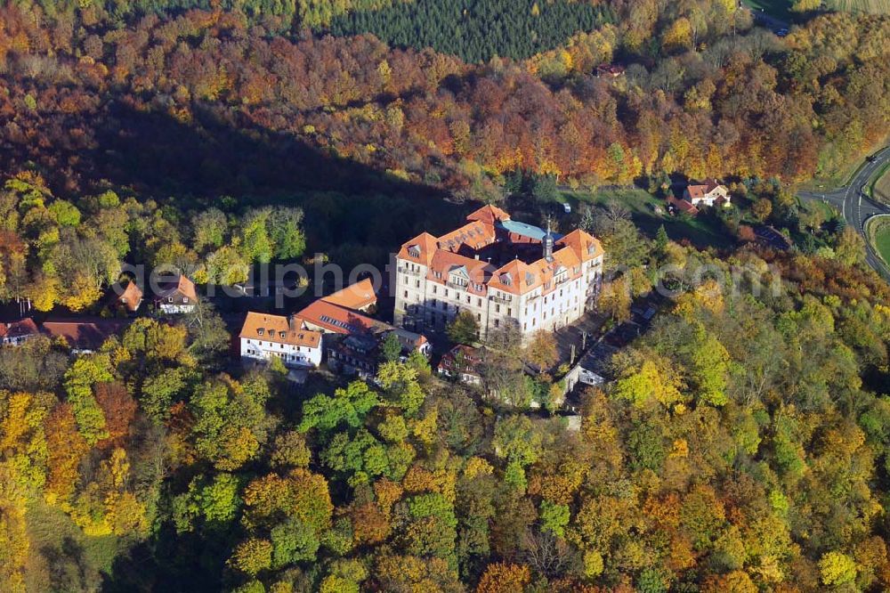 Aerial photograph Hofbieber - 28.10.2005 Hofbieber, Der Abt Marquard von Fulda ließ die Burg im Jahre 1150 zum Schutz gegen Raubritter – die zu dieser Zeit in der Rhön noch ihr Unwesen trieben – erbauen. In der Zeit von 1576 bis 1602 diente die Burg als Exil für den Fürstabt Balthasar von Dernbach und seinem Hofstaat. DAnach wurde die Burg geräumt und stand 100 Jahre leer. Heute befindet sich im Schloß eine Wolfgang Gerbere Schule der Hermann-Lietz-Stiftung und das Gebäude ist deshalb für die Öffentlichkeit nicht zugänglich.