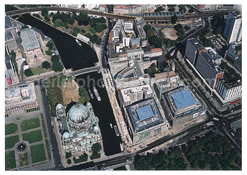 Berlin from the bird's eye view: DIFA-Baustelle auf dem Dom-Aquarree (Museumsinsel) an der Spree und Karl-Liebknecht-Straße in Berlin Mitte