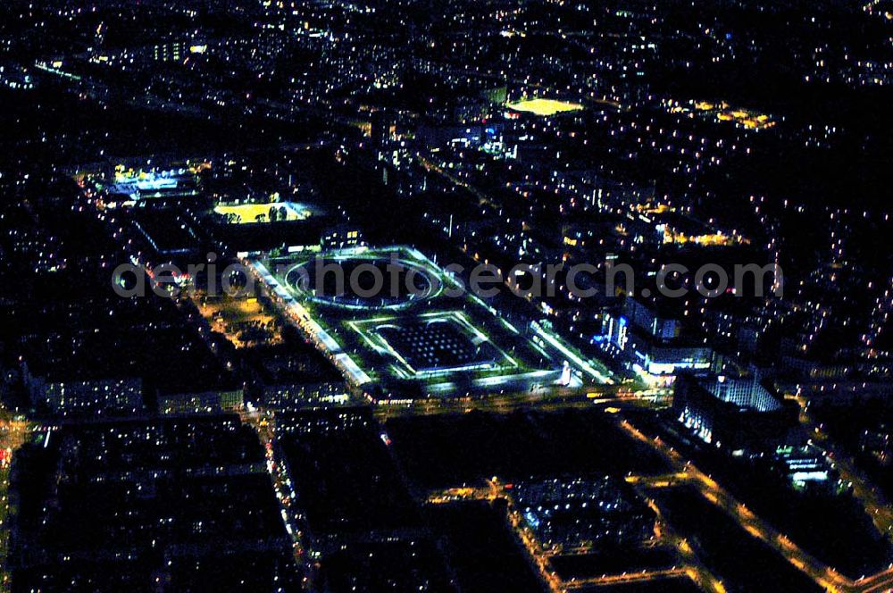 Berlin from above - / DIGITALFOTO 17 MB Helikopter-Nachtflug über dem Velodrom / Berlin-Arena an der Landsberger Allee in Berlin