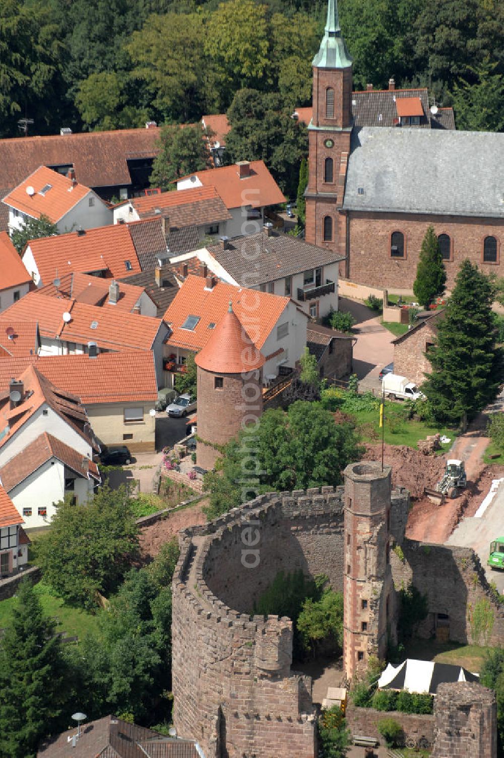 Dilsberg from the bird's eye view: Blick auf die Burgruine Dilsberg, die vermutlich im 12. Jahrhundert auf dem gleichnamigen Berg errichtet wurde. Die Burg überstand mehrere Schlachten unbeschadet, wurde aber im 19. Jahrhundert zum Abbruch freigegeben. Die Burg war in Vor- und Hauptburg gegliedert. Noch erhalten ist die 16 m hohe, begebare Mantelmauer, der Treppenturm, Teile des Burgtores und das Kellergewölbe der Hauptburg, sowie die Stadtmauer. Ebenfalls zur Burg gehören ein Brunnen und ein 78 m langer Stollen, sowie zahlreiche historische Wohngebäude. Heute ist die Ruine die touristische Hauptatraktion der Gemeinde Dilsberg. Kontakt: Burg Dilsberg, Andreas Weber, 69051 Heidelberg, info@burg-dilsberg.de, Tel. 06223 / 4877289