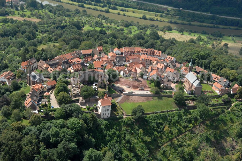 Aerial photograph Dilsberg - Blick auf die Burgruine Dilsberg, die vermutlich im 12. Jahrhundert auf dem gleichnamigen Berg errichtet wurde. Die Burg überstand mehrere Schlachten unbeschadet, wurde aber im 19. Jahrhundert zum Abbruch freigegeben. Die Burg war in Vor- und Hauptburg gegliedert. Noch erhalten ist die 16 m hohe, begebare Mantelmauer, der Treppenturm, Teile des Burgtores und das Kellergewölbe der Hauptburg, sowie die Stadtmauer. Ebenfalls zur Burg gehören ein Brunnen und ein 78 m langer Stollen, sowie zahlreiche historische Wohngebäude. Heute ist die Ruine die touristische Hauptatraktion der Gemeinde Dilsberg. Kontakt: Burg Dilsberg, Andreas Weber, 69051 Heidelberg, info@burg-dilsberg.de, Tel. 06223 / 4877289