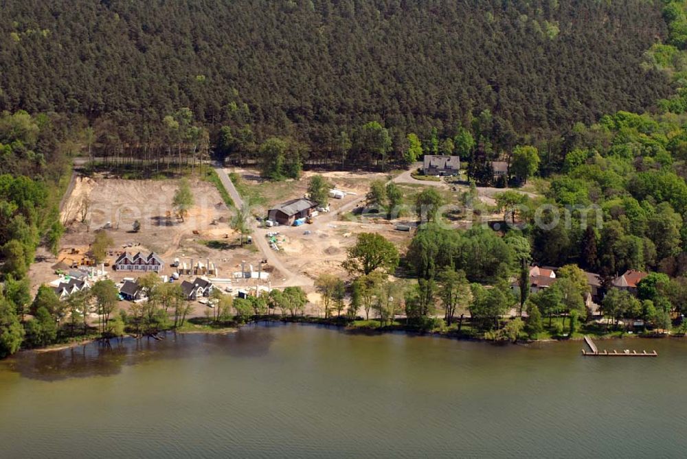 Bad Saarow / Brandenburg from the bird's eye view: Direkt am größten See im Land Brandenburg, dem Scharmützelsee, entsteht das Feriendorf „Schlosspark Bad Saarow“ in der Region Berlin/Potsdam/Spreewald – inmitten einer der schönsten Naturlandschaften Mitteleuropas. Aktiv sein, gesund leben, sich verwöhnen lassen – der Kurort Bad Saarow an der Nordspitze des Scharmützelsees hat sich darauf eingestellt.