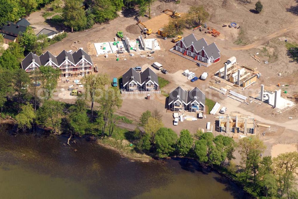 Aerial photograph Bad Saarow / Brandenburg - Direkt am größten See im Land Brandenburg, dem Scharmützelsee, entsteht das Feriendorf „Schlosspark Bad Saarow“ in der Region Berlin/Potsdam/Spreewald – inmitten einer der schönsten Naturlandschaften Mitteleuropas. Aktiv sein, gesund leben, sich verwöhnen lassen – der Kurort Bad Saarow an der Nordspitze des Scharmützelsees hat sich darauf eingestellt.