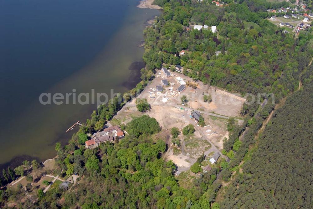 Aerial image Bad Saarow / Brandenburg - Direkt am größten See im Land Brandenburg, dem Scharmützelsee, entsteht das Feriendorf „Schlosspark Bad Saarow“ in der Region Berlin/Potsdam/Spreewald – inmitten einer der schönsten Naturlandschaften Mitteleuropas. Aktiv sein, gesund leben, sich verwöhnen lassen – der Kurort Bad Saarow an der Nordspitze des Scharmützelsees hat sich darauf eingestellt.