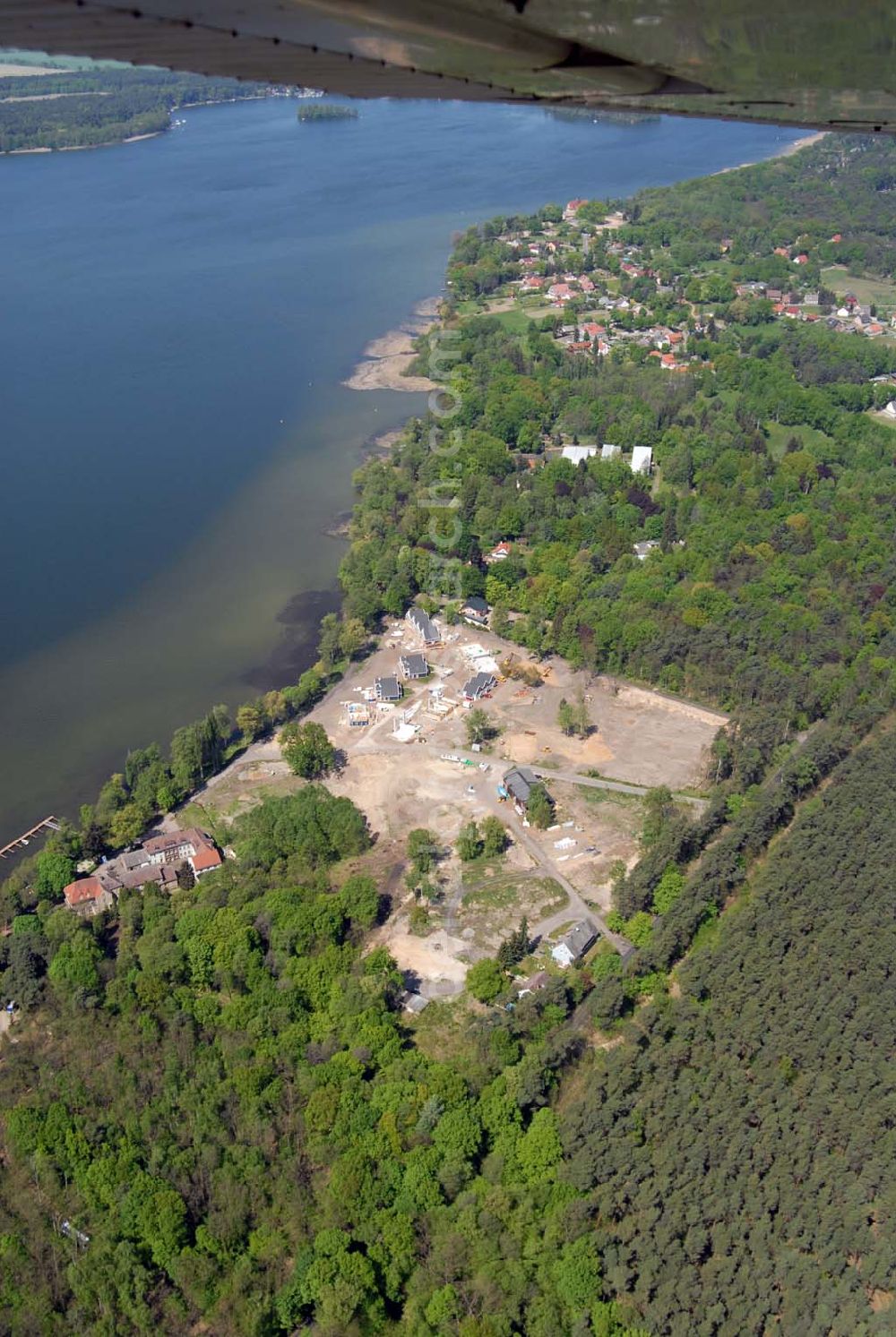 Aerial photograph Bad Saarow / Brandenburg - Direkt am größten See im Land Brandenburg, dem Scharmützelsee, entsteht das Feriendorf „Schlosspark Bad Saarow“ in der Region Berlin/Potsdam/Spreewald – inmitten einer der schönsten Naturlandschaften Mitteleuropas. Aktiv sein, gesund leben, sich verwöhnen lassen – der Kurort Bad Saarow an der Nordspitze des Scharmützelsees hat sich darauf eingestellt.