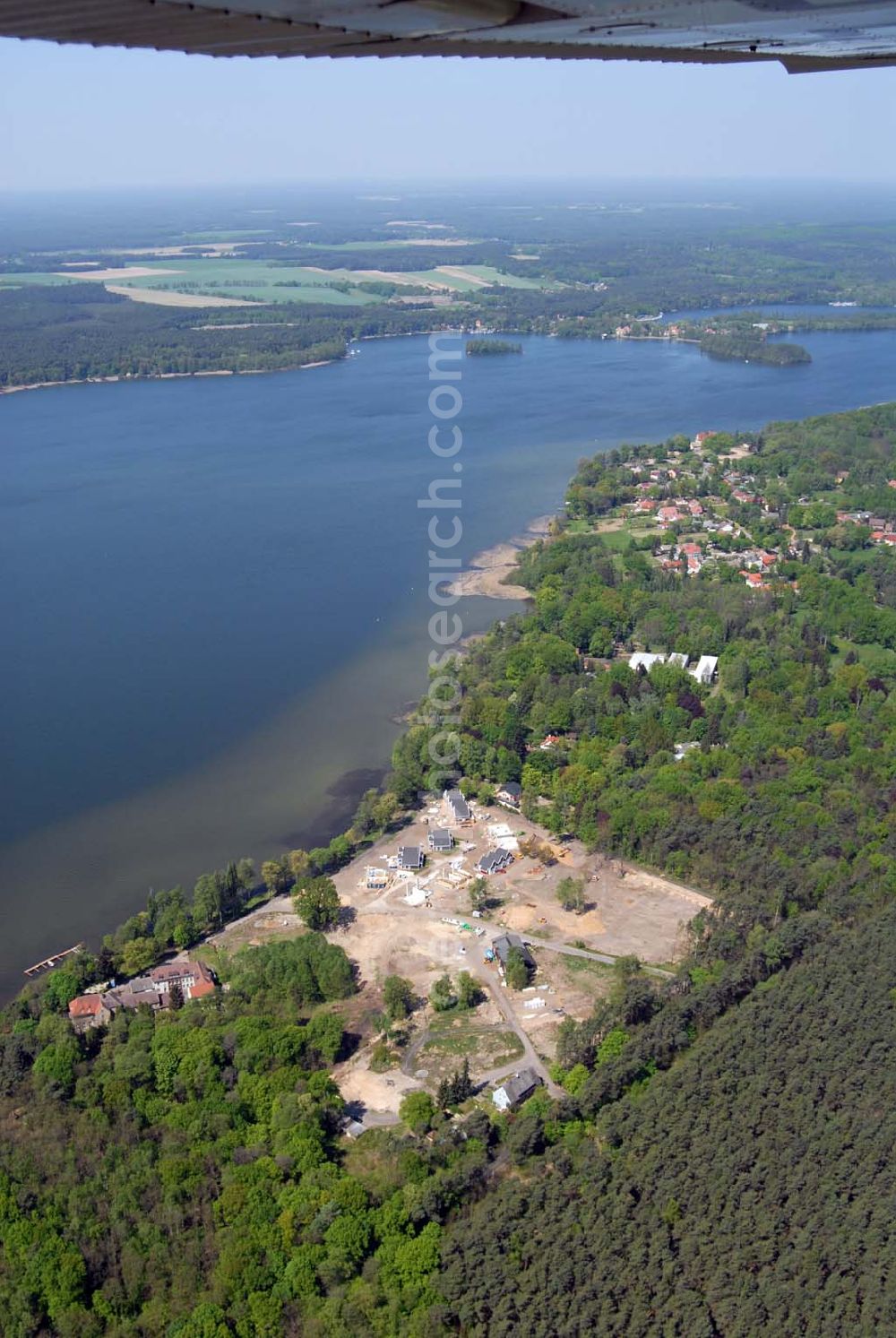 Bad Saarow / Brandenburg from above - Direkt am größten See im Land Brandenburg, dem Scharmützelsee, entsteht das Feriendorf „Schlosspark Bad Saarow“ in der Region Berlin/Potsdam/Spreewald – inmitten einer der schönsten Naturlandschaften Mitteleuropas. Aktiv sein, gesund leben, sich verwöhnen lassen – der Kurort Bad Saarow an der Nordspitze des Scharmützelsees hat sich darauf eingestellt.