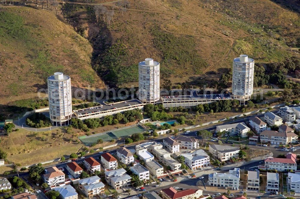 Kapstadt from the bird's eye view: Blick auf die Disa Park Towers am Fuß des Tafelbergs. Die Hochhäuser wurden in den 1960er Jahren errichtet und sind auch als die Pfefferstreuer bekannt. View of the Disa Park Towers at the foot of Table Mountain.