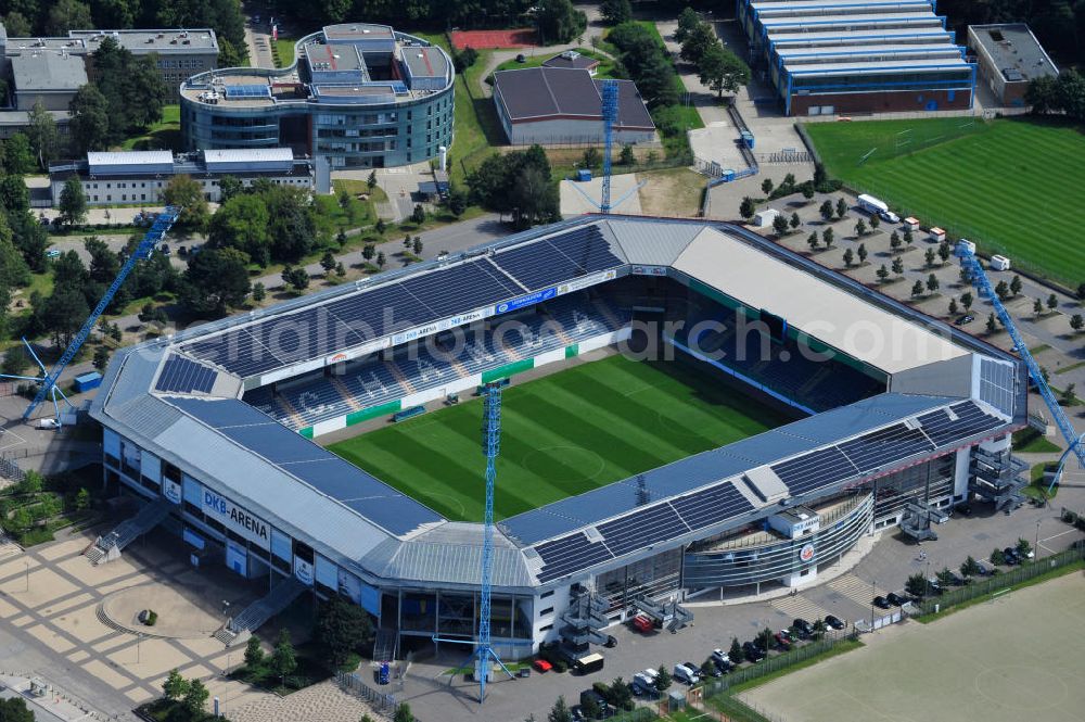 Rostock from above - Die DKB-Arena (von 1954 bis 2007 Ostseestadion) ist ein Fußballstadion in der Hansestadt Rostock, das als Veranstaltungsort insbesondere für Heimspiele des F.C. Hansa Rostock genutzt wird. Die Ostseestadion GmbH & Co. KG mit dem F.C. Hansa Rostock als einzigem Kommanditisten ist Betreiber der DKB-Arena. Im Dezember 2010 wurde auf dem Dach der DKB-Arena eine Solaranlage fertiggestellt, deren Betreiber Paribus northenergy mit dieser rund 600.000 kWh Strom jährlich produzieren will. The DKB-Arena, the stadium is a football stadium in the Hanseatic city of Rostock, as the venue especially for home games of FC Hansa Rostock is used.