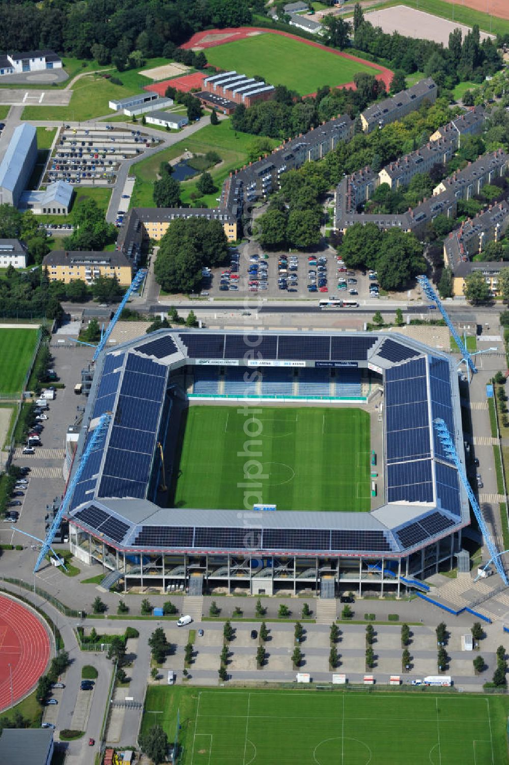 Rostock from above - Die DKB-Arena (von 1954 bis 2007 Ostseestadion) ist ein Fußballstadion in der Hansestadt Rostock, das als Veranstaltungsort insbesondere für Heimspiele des F.C. Hansa Rostock genutzt wird. Die Ostseestadion GmbH & Co. KG mit dem F.C. Hansa Rostock als einzigem Kommanditisten ist Betreiber der DKB-Arena. Im Dezember 2010 wurde auf dem Dach der DKB-Arena eine Solaranlage fertiggestellt, deren Betreiber Paribus northenergy mit dieser rund 600.000 kWh Strom jährlich produzieren will. The DKB-Arena, the stadium is a football stadium in the Hanseatic city of Rostock, as the venue especially for home games of FC Hansa Rostock is used.