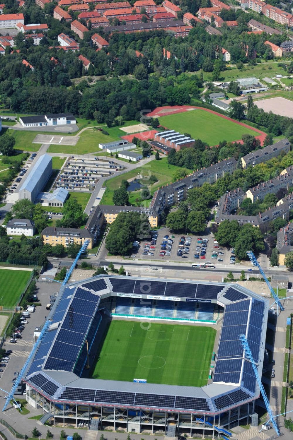 Rostock from the bird's eye view: Die DKB-Arena (von 1954 bis 2007 Ostseestadion) ist ein Fußballstadion in der Hansestadt Rostock, das als Veranstaltungsort insbesondere für Heimspiele des F.C. Hansa Rostock genutzt wird. Die Ostseestadion GmbH & Co. KG mit dem F.C. Hansa Rostock als einzigem Kommanditisten ist Betreiber der DKB-Arena. Im Dezember 2010 wurde auf dem Dach der DKB-Arena eine Solaranlage fertiggestellt, deren Betreiber Paribus northenergy mit dieser rund 600.000 kWh Strom jährlich produzieren will. The DKB-Arena, the stadium is a football stadium in the Hanseatic city of Rostock, as the venue especially for home games of FC Hansa Rostock is used.