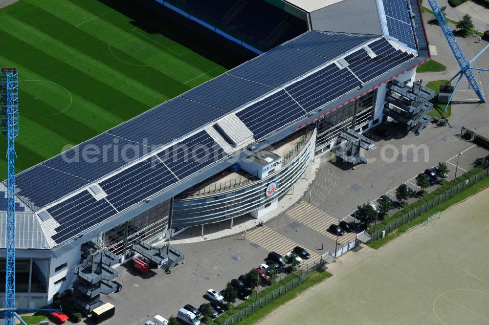 Rostock from above - Die DKB-Arena (von 1954 bis 2007 Ostseestadion) ist ein Fußballstadion in der Hansestadt Rostock, das als Veranstaltungsort insbesondere für Heimspiele des F.C. Hansa Rostock genutzt wird. Die Ostseestadion GmbH & Co. KG mit dem F.C. Hansa Rostock als einzigem Kommanditisten ist Betreiber der DKB-Arena. Im Dezember 2010 wurde auf dem Dach der DKB-Arena eine Solaranlage fertiggestellt, deren Betreiber Paribus northenergy mit dieser rund 600.000 kWh Strom jährlich produzieren will. The DKB-Arena, the stadium is a football stadium in the Hanseatic city of Rostock, as the venue especially for home games of FC Hansa Rostock is used.