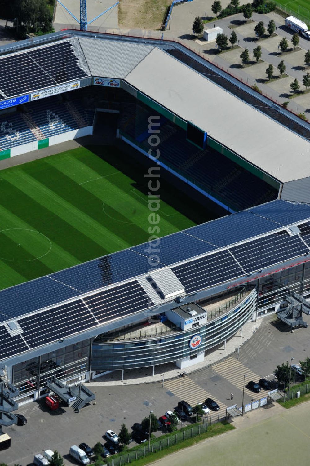 Rostock from the bird's eye view: Die DKB-Arena (von 1954 bis 2007 Ostseestadion) ist ein Fußballstadion in der Hansestadt Rostock, das als Veranstaltungsort insbesondere für Heimspiele des F.C. Hansa Rostock genutzt wird. Die Ostseestadion GmbH & Co. KG mit dem F.C. Hansa Rostock als einzigem Kommanditisten ist Betreiber der DKB-Arena. Im Dezember 2010 wurde auf dem Dach der DKB-Arena eine Solaranlage fertiggestellt, deren Betreiber Paribus northenergy mit dieser rund 600.000 kWh Strom jährlich produzieren will. The DKB-Arena, the stadium is a football stadium in the Hanseatic city of Rostock, as the venue especially for home games of FC Hansa Rostock is used.