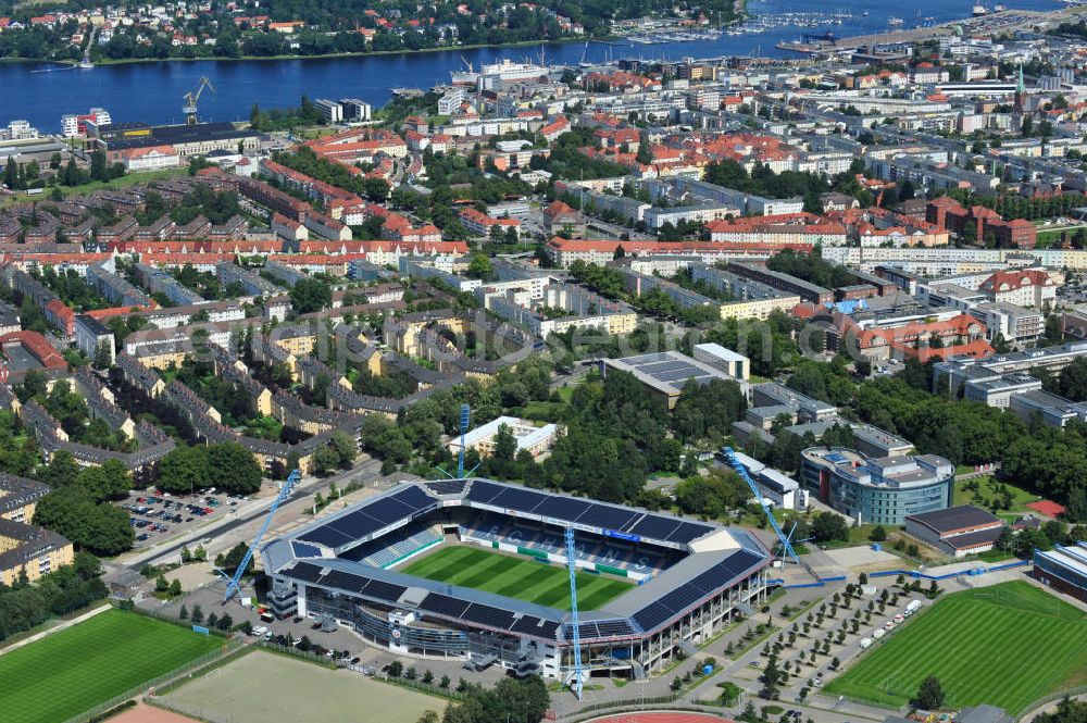 Rostock from above - Die DKB-Arena (von 1954 bis 2007 Ostseestadion) ist ein Fußballstadion in der Hansestadt Rostock, das als Veranstaltungsort insbesondere für Heimspiele des F.C. Hansa Rostock genutzt wird. Die Ostseestadion GmbH & Co. KG mit dem F.C. Hansa Rostock als einzigem Kommanditisten ist Betreiber der DKB-Arena. Im Dezember 2010 wurde auf dem Dach der DKB-Arena eine Solaranlage fertiggestellt, deren Betreiber Paribus northenergy mit dieser rund 600.000 kWh Strom jährlich produzieren will. The DKB-Arena, the stadium is a football stadium in the Hanseatic city of Rostock, as the venue especially for home games of FC Hansa Rostock is used.