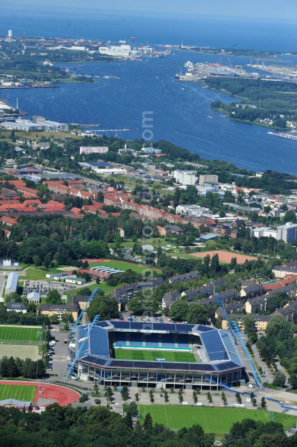 Rostock from above - Die DKB-Arena (von 1954 bis 2007 Ostseestadion) ist ein Fußballstadion in der Hansestadt Rostock, das als Veranstaltungsort insbesondere für Heimspiele des F.C. Hansa Rostock genutzt wird. Die Ostseestadion GmbH & Co. KG mit dem F.C. Hansa Rostock als einzigem Kommanditisten ist Betreiber der DKB-Arena. Im Dezember 2010 wurde auf dem Dach der DKB-Arena eine Solaranlage fertiggestellt, deren Betreiber Paribus northenergy mit dieser rund 600.000 kWh Strom jährlich produzieren will. The DKB-Arena, the stadium is a football stadium in the Hanseatic city of Rostock, as the venue especially for home games of FC Hansa Rostock is used.