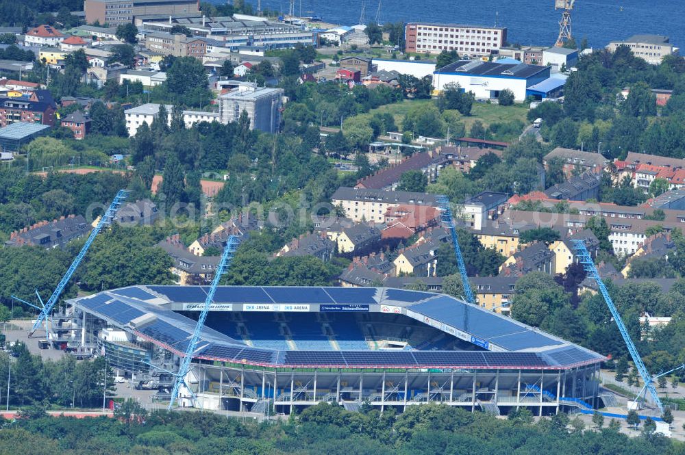 Rostock from above - Die DKB-Arena (von 1954 bis 2007 Ostseestadion) ist ein Fußballstadion in der Hansestadt Rostock, das als Veranstaltungsort insbesondere für Heimspiele des F.C. Hansa Rostock genutzt wird. Die Ostseestadion GmbH & Co. KG mit dem F.C. Hansa Rostock als einzigem Kommanditisten ist Betreiber der DKB-Arena. Im Dezember 2010 wurde auf dem Dach der DKB-Arena eine Solaranlage fertiggestellt, deren Betreiber Paribus northenergy mit dieser rund 600.000 kWh Strom jährlich produzieren will. The DKB-Arena, the stadium is a football stadium in the Hanseatic city of Rostock, as the venue especially for home games of FC Hansa Rostock is used.