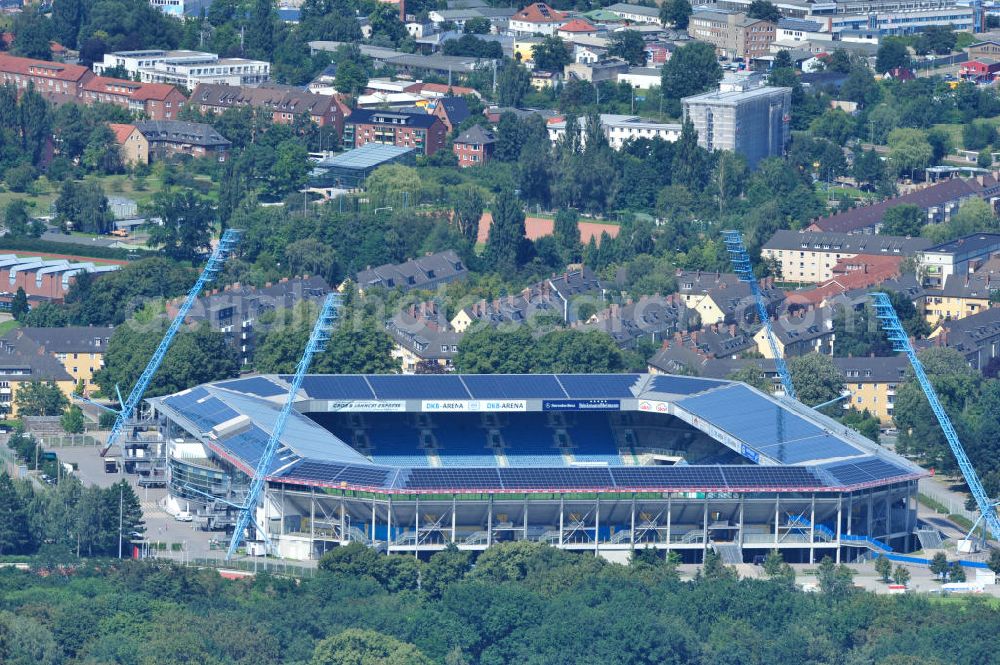 Rostock from the bird's eye view: Die DKB-Arena (von 1954 bis 2007 Ostseestadion) ist ein Fußballstadion in der Hansestadt Rostock, das als Veranstaltungsort insbesondere für Heimspiele des F.C. Hansa Rostock genutzt wird. Die Ostseestadion GmbH & Co. KG mit dem F.C. Hansa Rostock als einzigem Kommanditisten ist Betreiber der DKB-Arena. Im Dezember 2010 wurde auf dem Dach der DKB-Arena eine Solaranlage fertiggestellt, deren Betreiber Paribus northenergy mit dieser rund 600.000 kWh Strom jährlich produzieren will. The DKB-Arena, the stadium is a football stadium in the Hanseatic city of Rostock, as the venue especially for home games of FC Hansa Rostock is used.