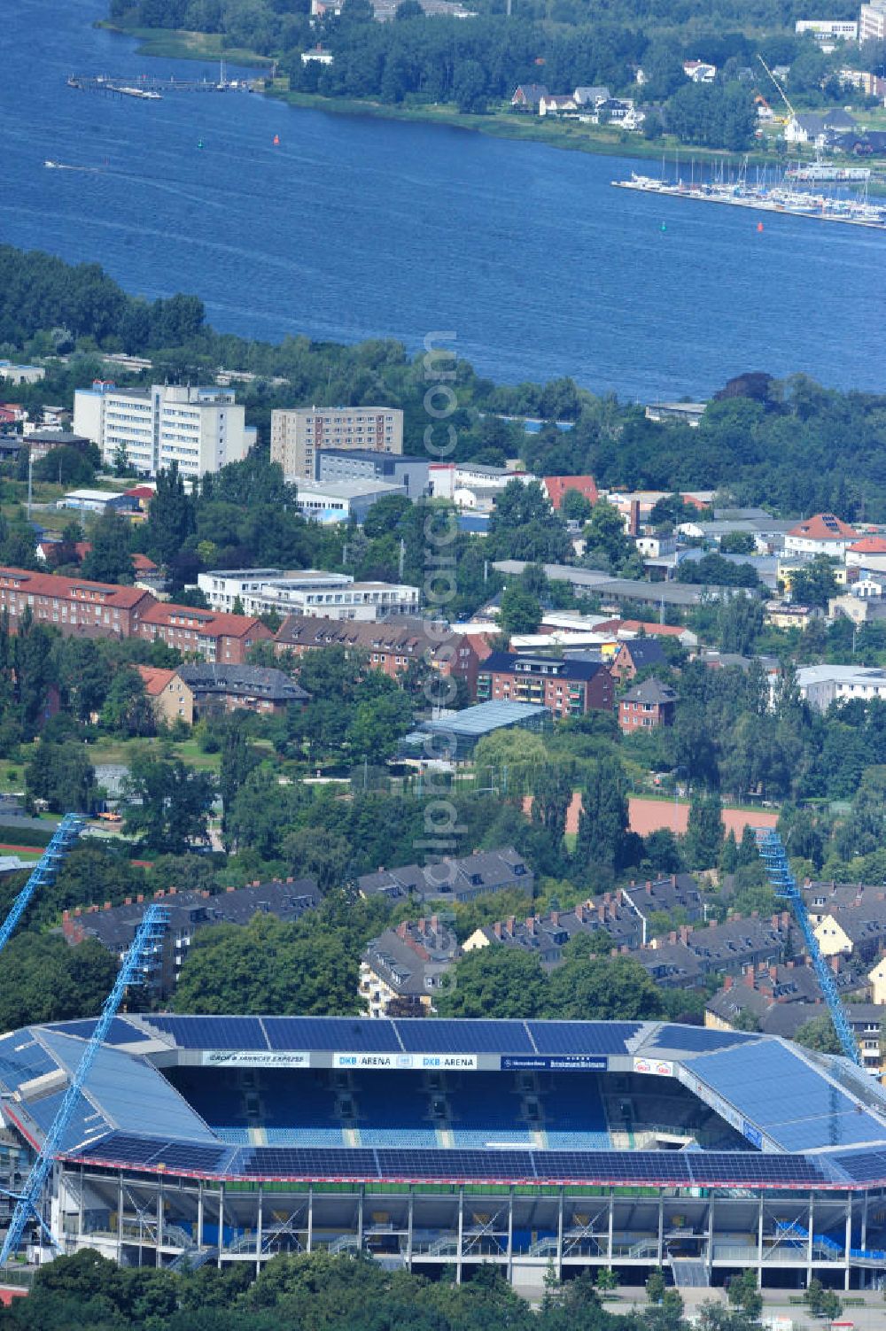 Aerial image Rostock - Die DKB-Arena (von 1954 bis 2007 Ostseestadion) ist ein Fußballstadion in der Hansestadt Rostock, das als Veranstaltungsort insbesondere für Heimspiele des F.C. Hansa Rostock genutzt wird. Die Ostseestadion GmbH & Co. KG mit dem F.C. Hansa Rostock als einzigem Kommanditisten ist Betreiber der DKB-Arena. Im Dezember 2010 wurde auf dem Dach der DKB-Arena eine Solaranlage fertiggestellt, deren Betreiber Paribus northenergy mit dieser rund 600.000 kWh Strom jährlich produzieren will. The DKB-Arena, the stadium is a football stadium in the Hanseatic city of Rostock, as the venue especially for home games of FC Hansa Rostock is used.