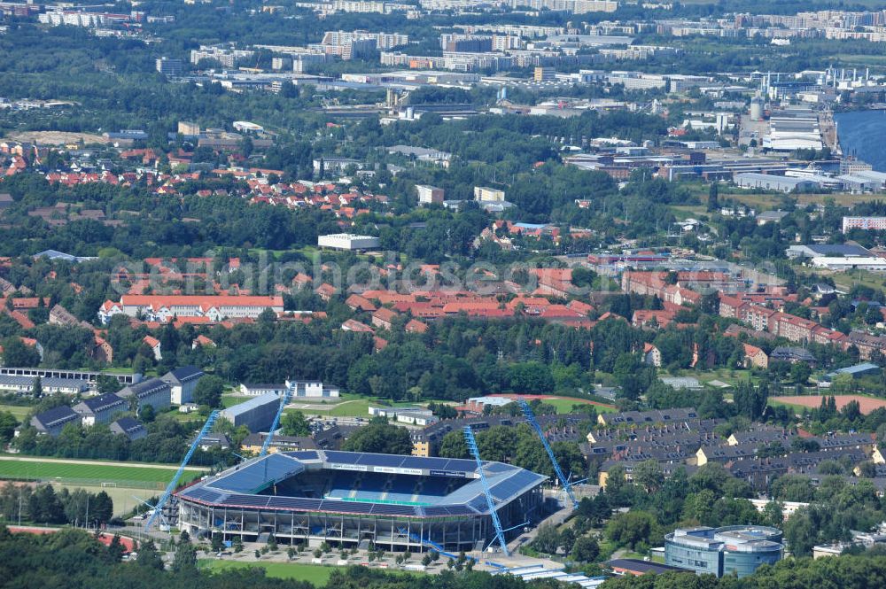 Rostock from above - Die DKB-Arena (von 1954 bis 2007 Ostseestadion) ist ein Fußballstadion in der Hansestadt Rostock, das als Veranstaltungsort insbesondere für Heimspiele des F.C. Hansa Rostock genutzt wird. Die Ostseestadion GmbH & Co. KG mit dem F.C. Hansa Rostock als einzigem Kommanditisten ist Betreiber der DKB-Arena. Im Dezember 2010 wurde auf dem Dach der DKB-Arena eine Solaranlage fertiggestellt, deren Betreiber Paribus northenergy mit dieser rund 600.000 kWh Strom jährlich produzieren will. The DKB-Arena, the stadium is a football stadium in the Hanseatic city of Rostock, as the venue especially for home games of FC Hansa Rostock is used.